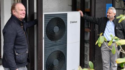 Bild: Petra Hartl
Eigenheimbesitzer Arno Diener (links) aus Amberg mit Martin Kopp, dem Klimaschutzkoordinator des Landkreises Amberg-Sulzbach, vor der Wärmepumpe, die er selbst eingebaut hat.