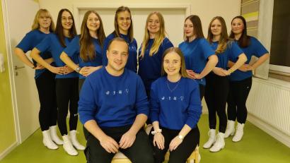 Bild: Thomas Beigler/exb
Die Gardemädels Stefanie Rösch, Lena Gebert und Emily Eckl (von links) sowie Anna Reil, Emma Piehler und Lena Zeitler (von rechts) bereiten sich mit ihren Trainerinnen Nicole Rösch, Daniela Fleißner (Mitte) und Theresa Kraus (nicht im Bild) auf die anstehenden Auftritte vor. Auch das Prinzenpaar Anna Bäumler und Stefan Striegl (Mitte) freuen sich bereits riesig auf das Faschingstreiben.