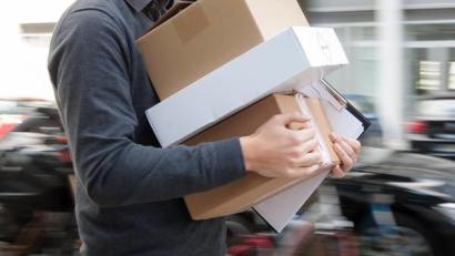 Symbolbild: Andrea Warnecke/dpa
Gegen einen Paketboten wird wegen Unterschlagung und Hehlerei ermittelt.