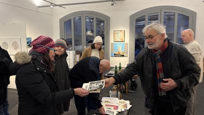 Bild: Hüttner
400 Euro erbrachte die Versteigerung von kleinen Kunstwerken während der Jahresausstellung der Gruppe Amberger Künstler.