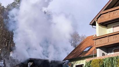 Bild: jma
Am Samstagmittag gerät eine Scheune in Wölkersdorf bei Kirchenthumbach in Brand.