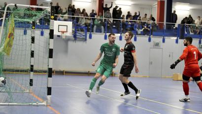 Bild: Hubert Ziegler
Entscheidende Szene aus dem Endspiel zwischen dem 1. FC Schlicht (grüne Trikots) und dem VfB Rothenstadt. Lukas Sebrala gelingt der Siegtreffer für Schlicht.