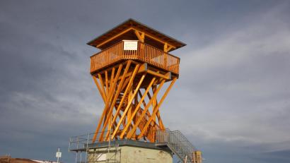 Bild: kro
Ein Hingucker ist der neue Aussichtsturm zwischen Griesbach und Asch. Wie verdrehte Mikadostäbe tragen die Stützen die überdachte Plattform.