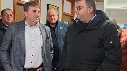 Bild: Jessica Fechner
Warten auf das Ergebnis: Links Ewald Plößner (CWG), rechts Dominik Fraunholz (CSU).