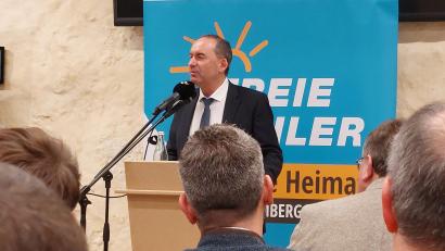 Bild: mfh
„Meine besten politischen Berater sind die Menschen, mit denen ich nach einer Veranstaltung wie heute noch zusammenstehe und über alles spreche.“ Das sagte Hubert Aiwanger, Chef der Freien Wähler und Bayerns Wirtschaftsminister, beim Neujahrsempfang in Königstein.