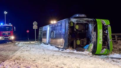 Bild: Michael Ukas/dpa
Ein Reisebus auf dem Weg nach Polen kippt auf der A11 auf die Seite. Zwei Menschen sterben.
