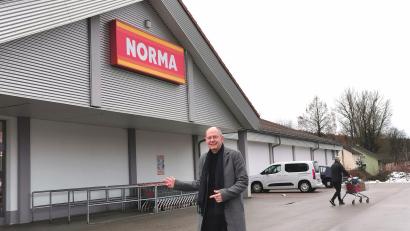 Bild: Portner
Die Norma in Oberviechtach wird größer. Unternehmer Siegfried Rossmann informiert über die Details der Baumaßnahme.