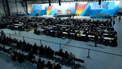 Bild: Sebastian Kahnert/dpa
Der Parteitag in Riesa beschließt das Wahlprogramm der AfD.