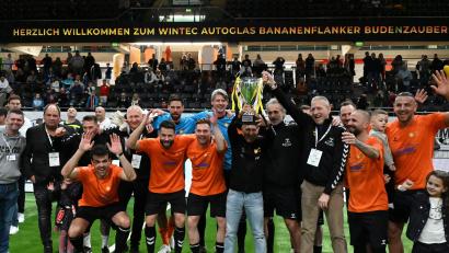 Bild: dme
Das Team Balu4Kids mit Kapitän Maurizio Gaudino (Fünfter von rechst= gewann das Bananenflanker-Legendenturnier in Regensburg mit einem Sieg gegen die SpVgg Greuther Fürth.