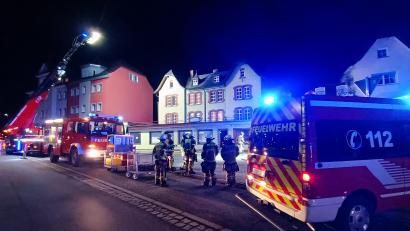 Bild: nic
Einsatzkräfte von Feuerwehr, Rettungsdienst und Polizei rückten am späten Samstagnachmittag in die Bahnhofstraße in Tirschenreuth aus. Zuvor war eine starke Rauchentwicklung in einer Wohnung gemeldet worden.