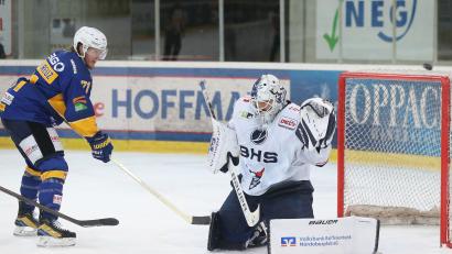 Bild: Thomas Heide
Der Weidener Goalie Marco Wölfl (rechts) blieb auch in der Lausitz ohne Gegentor. Die Devils siegten bei den Füchsen mit 4:0.