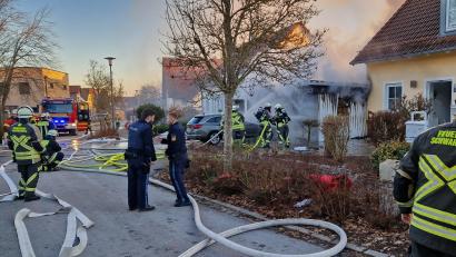 Bild: mab
Für kurze Zeit bestand die Gefahr, der Brand könne auch auf das Nachbarhaus übergreifen.