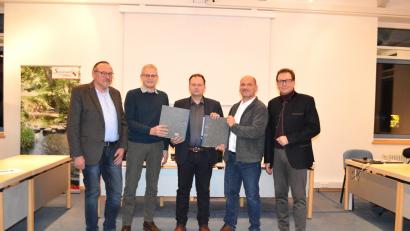 Bild: Stefan Schreibelmayer
Helmut Walter (Zweiter von links) und Markus Neubauer (Zweiter von rechts) übergaben die Unterschriften für das Bürgerbegehren an Bürgermeister Christian Porsch (Mitte) sowie dessen Stellvertreter Rudolf Heier (links) und Franc Dierl (rechts).