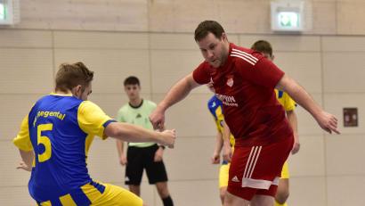 Bild: ham
Bastian Lobinger (rechts) war wieder einmal bester Torschütze und bester Spieler der Futsal-Endrunde. Und mit seinem team holte er wieder souverän den Titel.