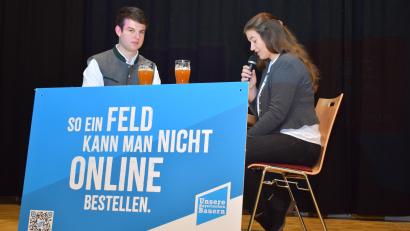 Bild: bnr
Die Jungbauern Katharina Eckl und Andreas Stangl zeigen in einem fiktiven Stammtischgespräch, wo den Landwirt der Schuh drückt.