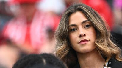 Bild: Tom Weller/dpa
Sophia Havertz berichtet über Hassnachrichten, die sie offenbar wegen eines verschossenen Elfmeters ihres Mannes erhielt.