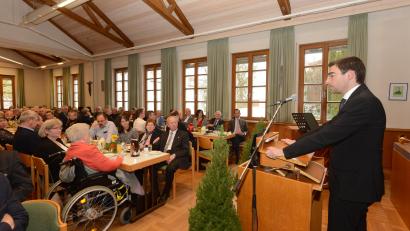 Bild: bey
Laudator Stephan Oetzinger würdigt das Leben und Wirken Erich Schieders (linker Tisch, vorne rechts).