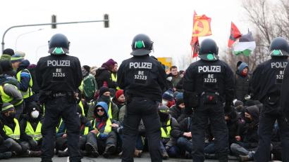 Bild: Jan Woitas/dpa
Die Polizei war in Riesa mit einem Großaufgebot vor Ort (Archivbild).