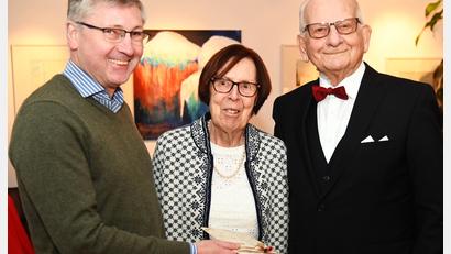 Bild: gf
Stilvoll mit dunklem Anzug und "Schmieserl" feierten Bernhard Lück (rechts) und seine Ehefrau Renate ihren 65. Hochzeitstag. Zur Eisernen Hochzeit gratulierte namens des Oberbürgermeisters und des Stadtrats auch Bürgermeister Franz Badura (links) mit einigen Euro Amberger Stadtgeld