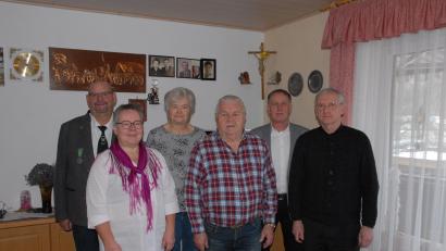 Bild: pop
Die Gratulanten mit dem Geburtstagskind (von links): Helmut Schönfeld, Barbara Schönfeld (Vilstalschützen Emhof), Theresia Döberl, Jubilar Eduard Döberl, Mathias Huger und Pfarrer Norbert Große.