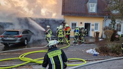 Bild: mab
Der Feuerwehr gelang es, ein Übergreifen des Brandes auf das Wohnhaus zu verhindern.