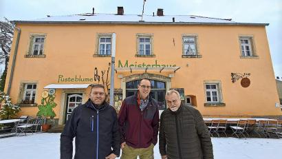 Bild: Brigitte Gschwendtner/fph
Gastronom Christopher Sack (links) kehrt dem "Meisterhaus" den Rücken, nachdem sein Umsatz im vergangenen Jahr um 50 Prozent gesunken sei. Mit im Bild die Inhaber Ulrik Katholing (Mitte­) ­ und Jürgen­ Wolf.