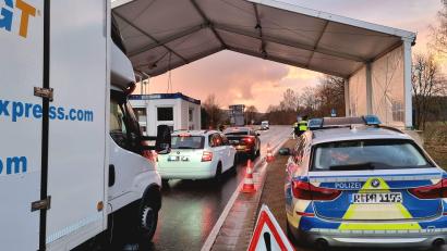 Symbolbild: Schwab, Mareike
Bei Kontrollen an der A6 konnten Fahnder der Bundespolizei Waidhaus vier Männer aufgreifen, die per Haftbefehl gesucht wurden.