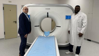Bild: Marie Ehras
Von links: Stellvertretender Krankenhausvorstand Thomas Baldauf und Radiologe Bakia Bessong vor dem brandneuen Computertomographen im St.-Anna-Krankenhaus.