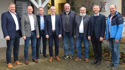 Bild: bö
Die Bürgermeister oder deren Vertreter aus den ILE-Mitgliedsgemeinden Kastl, Ebermannsdorf, Schmidmühlen, Rieden, Hohenburg, Ammerthal, Ursensollen und Ensdorf geben den Startschuss für ein gemeinsames integriertes ländliches Entwicklungskonzept (ILEK) mit der Freigabe der gemeinsamen Homepage (www.ile-oberpfälzer-jura.de).