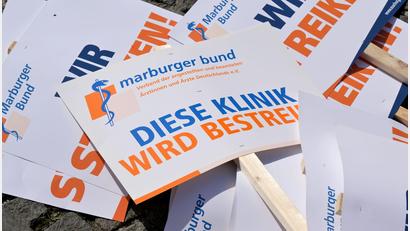 Archivbild: Peter Kneffel/dpa
Plakate von Medizinern liegen auf dem Boden. Der Marburger Bund hat Ärztinnen und Ärztinnen in mehreren Bundesländern zum Streik aufgerufen.