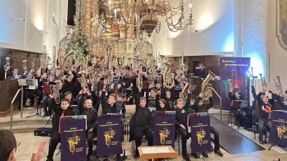 Bild: rpp
Beim “Bläsergruß” werden alle Instrumente gen Himmel gestreckt. Im Vordergrund des Altarraums von St. Michael ist ein Teil der diesjährigen Jungbläsertruppe zu sehen.