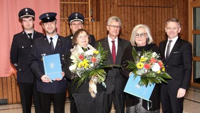 Bild: wro
Gewürdigt wurde die Arbeit der ausscheidenden Familienbeauftragten Nicole Fürst (Zweite von rechts) und Anita Thoma (Vierte von rechts). Auf dem Bild fehlt Feuerwehrmann Marco Müller, der mit seinem Kollegen Florian Zeitler (Zweiter von links) ebenfalls geehrt wurde. Es gratulierten der Vorsitzende der Feuerwehr, Christian Höfer (links), Kommandant Christian Thinschmied, Bürgermeister Wolfgang Braun (hintere Reihe von links) sowie MdL Tobias Reiß (rechts).