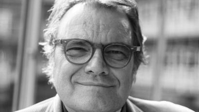 Archivbild: Daniel Bockwoldt/dpa
Der italienische Fotograf Oliviero Toscani im Jahr 2011.