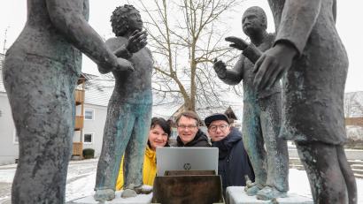 Bild: Wolfgang Steinbacher
Barbara Gerl, Uli Piehler und Andreas Hahn, drei der vier ehrenamtlichen Betreuer der Facebook-Community "Neues aus Freudenberg", wollen dort nichts mehr veröffentlichen. Ihr Foto mit dem Laptop am Dorfbrunnen enthält eine Botschaft: Statt durchs Internet zu surfen, lieber wieder das Miteinander im echten Leben suchen - so wie es die Brunnen-Figuren darstellen.