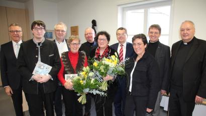 Bild: kro
Beim Neujahrsempfang wurden verdiente Persönlichkeiten ausgezeichnet: (von links) Bürgermeister Franz Stahl, Matthias Krapf, Christoph Eckert, Anneliese Müller, Klaus Steckbauer, Liselotte Kulzer, Dr. Maximilian Schön, Pfarrgemeinderatssprecherin Edith Schön, Andreas Ockl und Stadtpfarrer Georg Flierl.