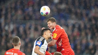 Archivbild: Marcus Brandt/dpa
Patrick Erras (rechts) im Luftduell. Der Raigeringer in Diensten von Holstein Kiel fällt schon seit sechs Wochen aus.