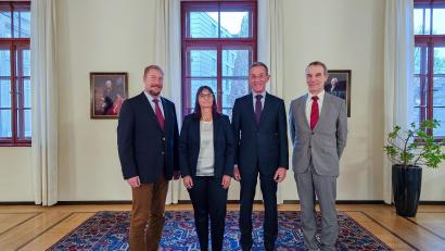 Bild: Stephanie Bleuse, Regierung von Oberfranken/exb
Folko Bührle´(links) und Albert Vogt (rechts) verabschieden Christian Bauer (Zweiter von rechts) und ernennen Elke Wolf (Zweite von links) zur neuen ehrenamtlichen Pharmazierätin.