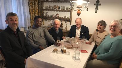 Bild: mma
Pfarrer Helmut Prügl, Pfarrvikar Ndudi Izuagba, Bürgermeister Marcus Eichenmüller, Evelyne Olivier und Erna Niebauer (von links) lassen den Jubilar Konrad Kräuter (Dritter von links) hochleben.
