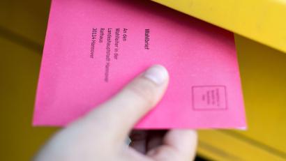 Archivbild: Hauke-Christian Dittrich/dpa/dpa-tmn
Der Wahlbrief mit dem ausgefüllten Stimmzettel muss spätestens am Wahlsonntag um 18.00 Uhr am Ziel sein.