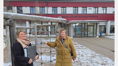 Bild: bl
Schweren Herzens haben Diana Naumann (links) und Monika Bäuml die Auflösung des Fördervereins der Grund- und Mittelschule Nabburg in die Wege geleitet, der auch sichtbare Spuren wie des Klettergerüst im Hintergrund hinterlässt.