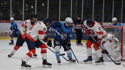 Archivbild: Dieter Jäschke
Die U20 der Young Blue Devils (im Bild Christian Janousek, Mitte) hatte zweimal gegen den Spitzenreiter aus Freiburg das Nachsehen.