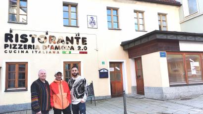 Bild: Portner
Neuer Schriftzug für die neue Pizzeria am Marktplatz 6 in Oberviechtach: Michael Welnhofer (links) freut sich über den neuen Pächter Domenico D’ Amora (rechts) und dessen Vater Francesco. Der frühere Bäckereiladen (rechts) wird zum Hauptraum der Gastronomie.