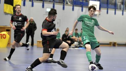 Bild: Hubert Ziegler
Jonas Pirner (rechts) und der 1. FC Schlicht sind zwar Futsal-Kreismeister, nehmen aber nicht an der Bezirksmeisterschaft in Weiden teil.
