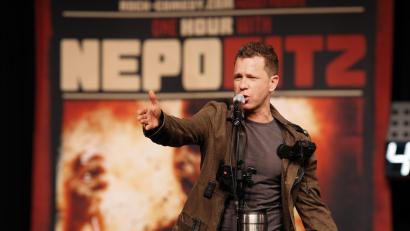 Bild: Wolfgang Korduletsch/exb
Musiker, Schauspieler und Comedian Nepo Fitz - die lebende Pyrotechnik-Batterie - wird am 7. Februar "exakt 60 Minuten lang" Gags und Pointen aus allen Rohren auf das Futura-Publikum feuern.