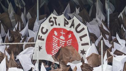 Symbolbild: Uwe Anspach/dpa
Der FC St. Pauli verwendet in allen Kommunikationskanälen eine neue Schriftart. Sie soll ihre einzigartige Identität und politische Haltung widerspiegeln.