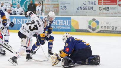Bild: Thomas Heide
Daniel Bruch vor dem Tor der Lausitzer Füchse. Am Sonntagabend gewannen die Blue Devils das Auswärtsspiel in Weißwasser mit 4:0 und blieben erneut ohne Gegentor.