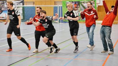 Bild: ref
Die Inter-Spieler jubeln nach dem Endspielsieg gegen den SV Etzenricht. Ein Neunmeterschießen musste entscheiden.