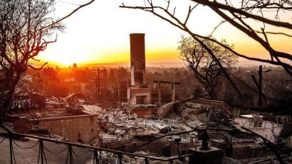 Bild: Noah Berger/FR34727 AP/AP/dpa
Das Feuer zerstörte ganze Straßenzüge.