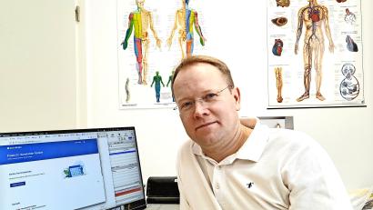 Bild: Brigitte Gschwendtner/fph
Als Urologie am Klinikum Fichtelgebirge hat Konstantin Pankov jahrelang Patienten behandelt, außerdem als Allgemeinmediziner in der Praxis von Alexander­ Fuchs in Wunsiedel. Mit viel Erfahrung in etlichen medizinischen Fachbereichen macht sich der 42-Jährige nun selbstständig.