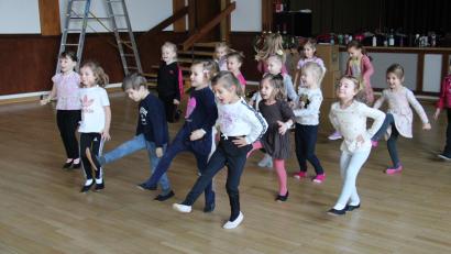 Bild: prh
Vollen Einsatz zeigten die 18 Kinder in der neu gegründeten Purzelgarde im Training im Kultursaal. Jakob Krapfl ist die einzige "Micky Maus" unter 17 "Minnie Mäusen".